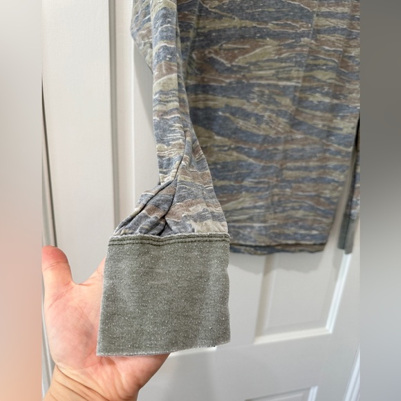 We the Free people distressed army print think king sleeve shirt top - Picture 6 of 11